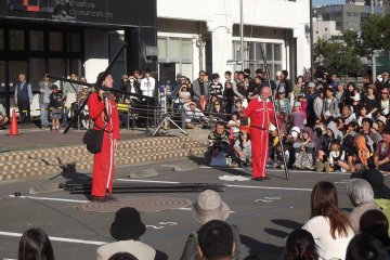 <p>French accordion/aerial duo Hydragon</p>