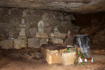 <p>Patung Jizo dan Fudomoyo di Iwayaji</p>