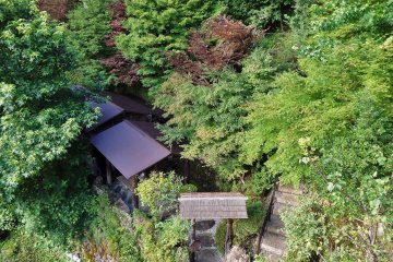 <p>A path leads to the three private 'rentable' hot spring baths.</p>