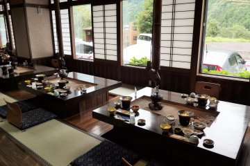 <p>Meals are served around private irori with foot wells.</p>