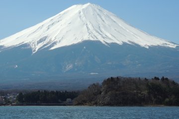 <p>Fuji-san dilihat dari danau Kawaguchi</p>