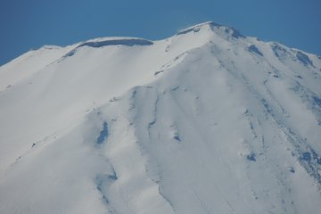 <p>Melihat lebih dekat bagian puncak</p>