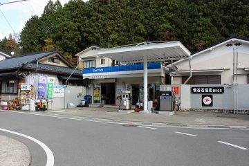 <p>The Mobil Service Station that rents the scooters</p>