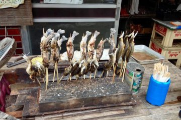<p>Shoyaki: Ikan panggang batubara yang ditusuk bambu dan diberi garam</p>