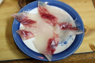 <p>Sashimi hiu "Fuka", pemilik toko menyajikannya ke saya dengan harga amago</p>