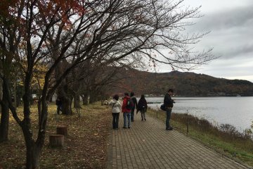 <p>Leaves near the lake fell off early due to 3 days of continuous rainfall.</p>