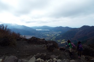 <p>Di puncak Gunung Kintoki, dengan pemandangan Danau Ashi di kejauhan</p>