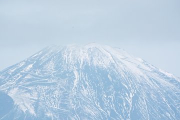 <p>Gunung Fuji tampak dekat, perhatikan jalur pendakian di kedua sisi gunung</p>