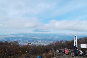<p>Gunung Fuji di kejauhan, difoto dari Gunung Kintoki</p>
