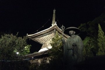 <p>A two-storied pagoda and the statue of spreading Buddhist teachings&nbsp;<span style="line-height: 20.8px;">(</span><span style="line-height: 20.8px;">#19)</span></p>
