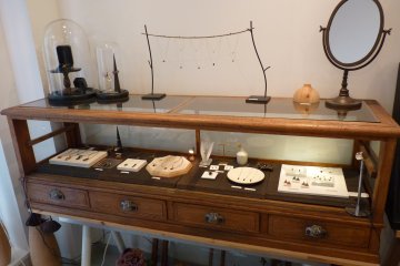 <p>Miyabica, Urushi Jewelry</p>
