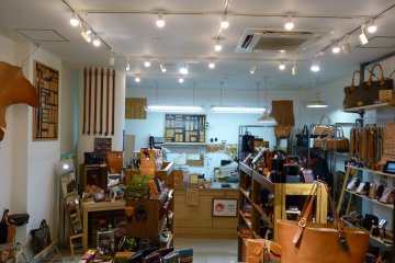 <p>b3Labo, boutique de cuir.</p>