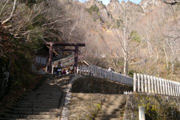 <p>Entrance to the main plaza of Okusha Shrine.</p>