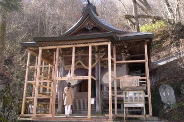 <p>Just below the Okusha Shrine plaza, stands Kuzuryusha Shrine, where the god of rain and the landowner god of Togakushi Village reside.</p>
