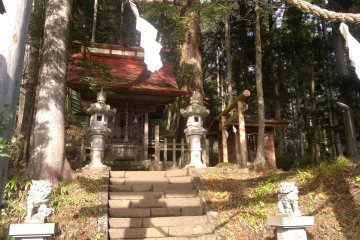 <p>Senchosha, a small shrine on the side of Chusha Shrine.</p>