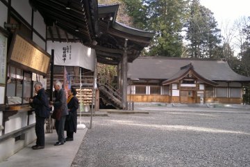 <p>Worshipers lining up before performing their prayers.</p>