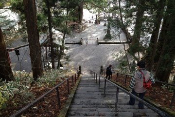 <p>Bird-view angle from the shrine's plaza.</p>