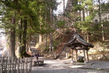 <p>Both the&nbsp;pavement and stone stairs will bring you to the main hall of Chusha Shrine.</p>