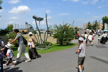 Family crowds fill the zoo