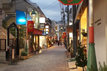 <p>차분하고 깔끔한 거리를 수놓고 있는 '본 누엘' 깃발.</p>