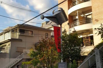 <p>화분 가게 부리키노 조로(양철 물뿌리개).</p>