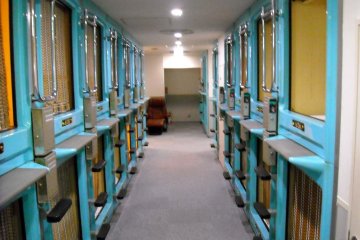 <p>Plusieurs cabines dans un capsule hotel</p>