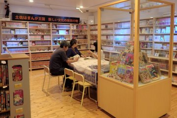 <p>Ada sebuah perpustakaan kecil di belakang museum dimana pengunjung dapat duduk dan membaca dari koleksi manga Jepang</p>
