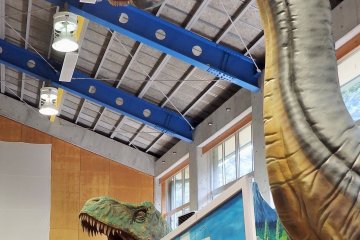 <p>Dinosaurus menjulang di atas pameran</p>