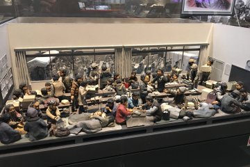 <p>This diorama depicts the scene where people were taking shelter in schools.</p>