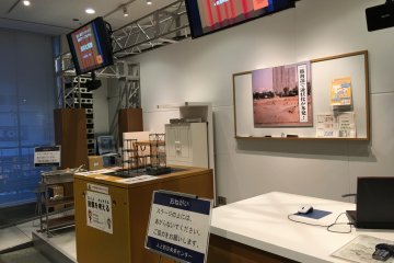 <p>This is a classroom to simulate an earthquake and its effects on small models.</p>