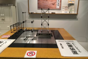 <p>Staff will turn the lever to make the steel floor vibrate left and right to simulate an earthquake and show how different steel structures affect the stability of the buildings.</p>