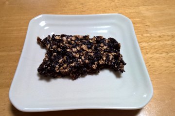 Une barre de riz noir. La majorité des gens le mélange avec du riz régulier comme sur l'emballage. Je préfère faire des desserts avec, c'est plus sucré