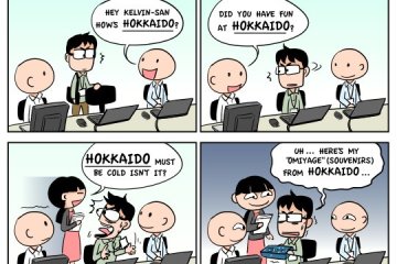 <p>Memberikan cenderamata untuk rekan kerja</p>
