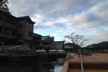<p>When winter is near, the boatmen will create roofs and provide the boats with kotatsu (low table with blanket) to avoid visitors from being cold.</p>