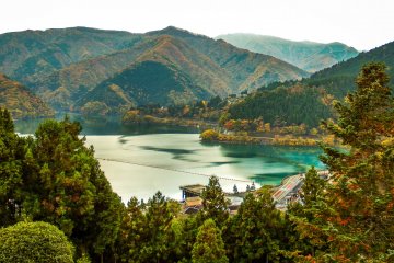 <p>Warna air danaunya dapat terlihat berbeda-beda saat dilihat dari sudut yang berbeda.</p>
