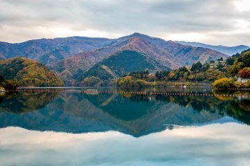 <p>Terletak di perbatasan Otoritas Tokyo Metropolitan, pegunungan yang terlihat di kejauhan ini berdiri memanjang hingga ke perfektur Yamanashi.</p>

