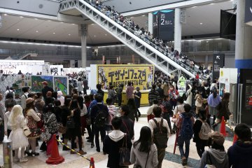 <p>Pintu masuk pertunjukan di sebelah kanan di tengah-tengan gedung utama Tokyo Big Sight dan ini juga berada dimana panggung di bangun untuk pertunjukan di dalam ruangan</p>
