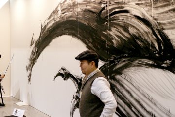 <p>Beberapa seniman memiliki seluruh dinding untuk bermain dengan dan memamerkan gaya seni mereka sehingga mereka mampu menciptakan karya seni yang dapat dilihat dari sudut terjauh dari ruangan .</p>