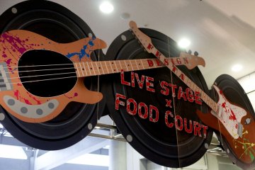 <p>Di sana juga ada panggung yang di bangun di uar dengan pengeras suara yang besar, ada banyak grup musik yang bermain dengan suara yang keras dari beberapa aliran musik</p>