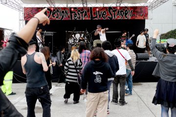 <p>Kamu juga bisa berkeliling, membeli beberapa makanan sambil menikmati alunan musik dari band ketika kamu istirahat dari pertunjukan seni di dalam ruangan.</p>