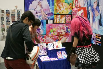 <p>Banyak orang menikmati menjual produk cetak mereka, jadi kalau kamu ingin menyukai saah satu karya seni ataupun foto, kamu dapat langsung berbicara dengan senimannya dan membeli hasil karya seni mereka</p>