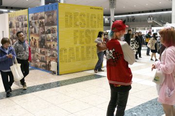 <p>Di sana juga ada iklan luar tentang lokasi Festa design dan Galery di Harajuku serta kalender dengan pameran yang akan datang.</p>