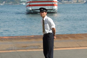 <p>Itsukushima ou Miyajima est une &icirc;le situ&eacute;e dans la mer int&eacute;rieure de Seto</p>