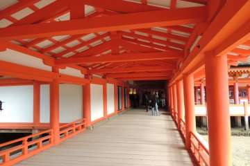 <p>Acc&egrave;s au sanctuaire "la galerie" : rouge vermillon</p>