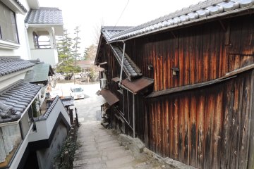 <p>Cette petite rue qui monte donne acc&egrave;s &agrave; la pagode &agrave; deux &eacute;tages appel&eacute;e Tahoto.</p>