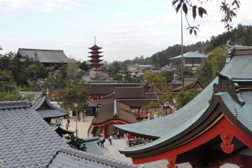 <p>Vue sur le temple de Senjokaku et sa pagode depuis la pagode Tahoto</p>