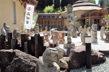 <p>Devant le mus&eacute;e on peut voir des kappa sculpt&eacute;s &agrave; la main (et d'autres cr&eacute;ations) de toutes formes, tailles et positions</p>
