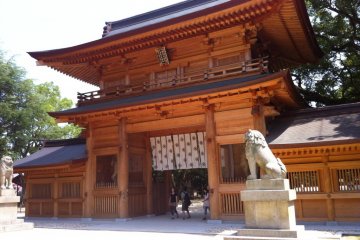 The main gate of Oyamazumi Shrine