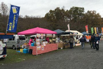 <p>Abundent food stalls selling both Korean and Japanese food</p>