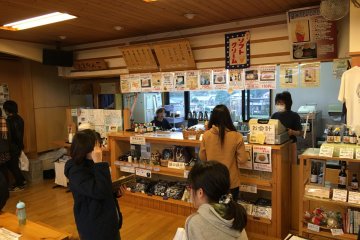 <p>The cafe sells meals and desserts.</p>